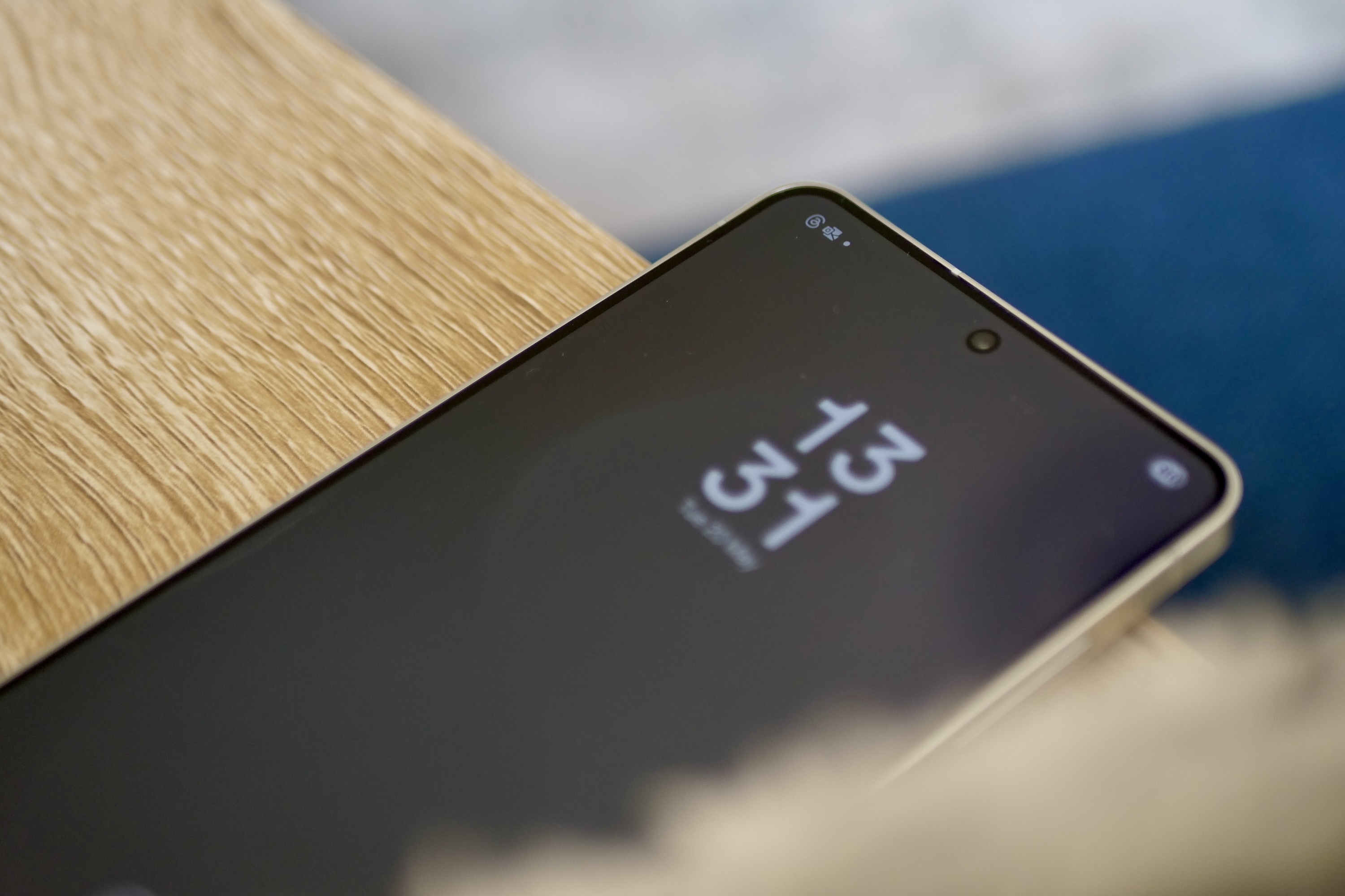 Enhance Samsung One UI 7: Change This Key Setting for Better Performance 6 Notifications on the lock screen in Samsung's One UI 7.