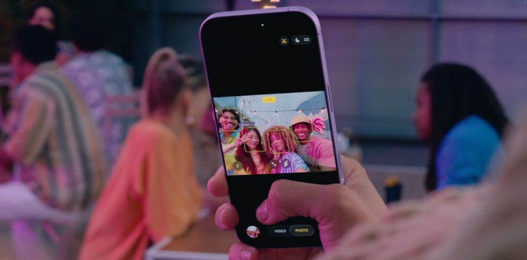 iPhone 17 Revolutionizes Selfies: Solving the Age-Old Problem 9 Taking a group selfie using the Center Stage front camera in iPhone 17