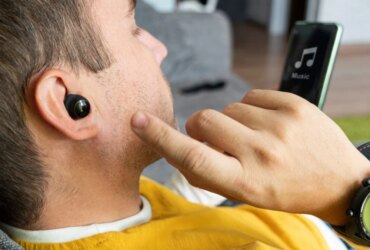 Headphone Hack: Update Now to Prevent Spying & Tracking!