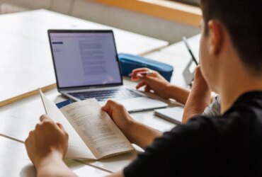 Study Finds: Lonely People Better Off Texting Strangers Than Chatbots 5 Study Finds: Lonely People Better Off Texting Strangers Than Chatbots
