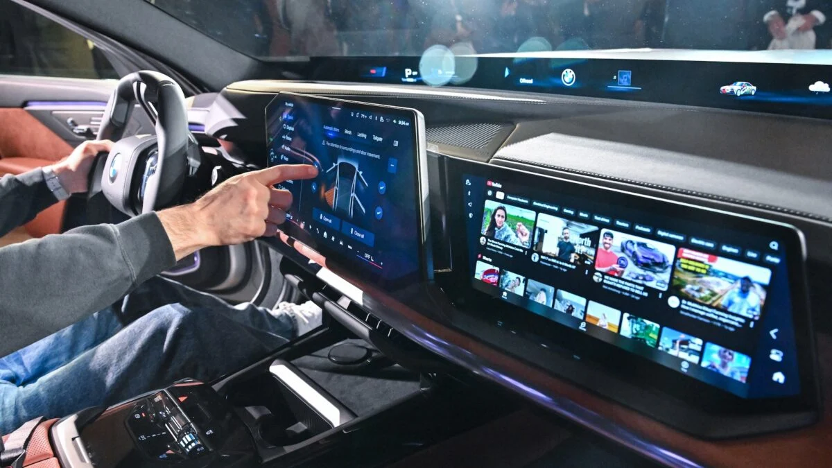 New BMW 7 Series: Windshield Doubles as Panoramic Display 5 New BMW 7 Series: Windshield Doubles as Panoramic Display